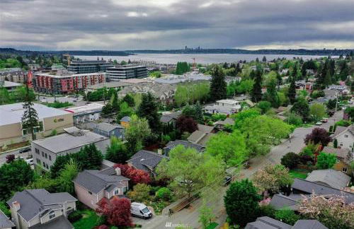Spacious Central Kirkland Gem with Deck Near Google - Foto 32