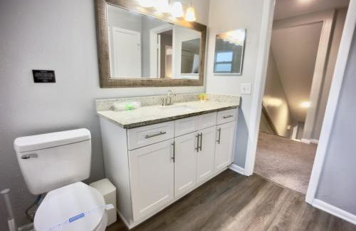 Luxury 4BR Getaway with Heated Pool & Cozy Vibes! - Foto 32