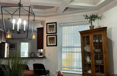 Classy Victorian Brownstone Subway Shopping - Photo 18