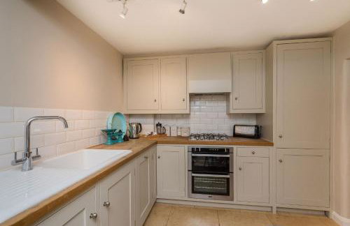 Charming Cotswold Cottage on Church Green, Witney - Photo 10