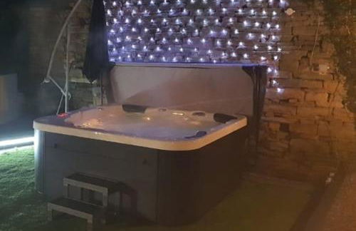 Honeybee Cottage, with a log fire & a hot tub. - Foto 1