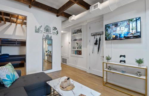 Chic Penthouse with bus stop at doorstep - 15 Minutes to NYC - Foto 10