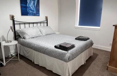 Spacious 2 bedroom flat nearby train and bus station - Foto 9