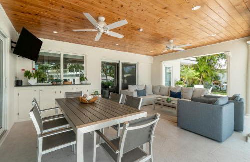 Seven Palms Waterfront- Private Dock, Heated Pool & Lanai -Walk to beach! by Maven Vacation Rentals - Foto 68