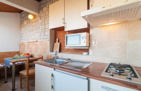 1 Bedroom Lovely Apartment In Splitska - Foto 14