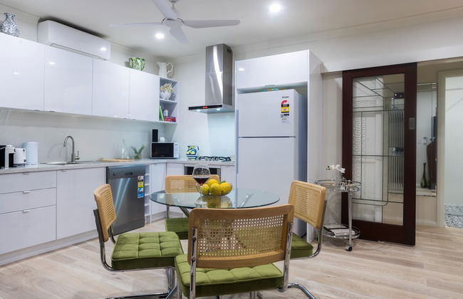 Beautiful Pet Friendly 1BR Cottage With Patio - Photo 2