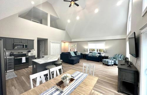 New 2023 Waterfront Home near Acadia with Hot Tub - Foto 9