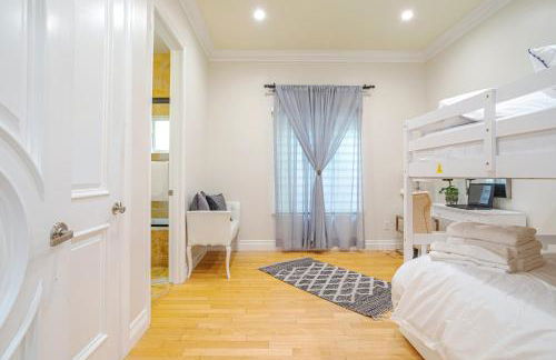 Regal 4 bed with hot tub close to Universal sleeps 15 - Foto 33