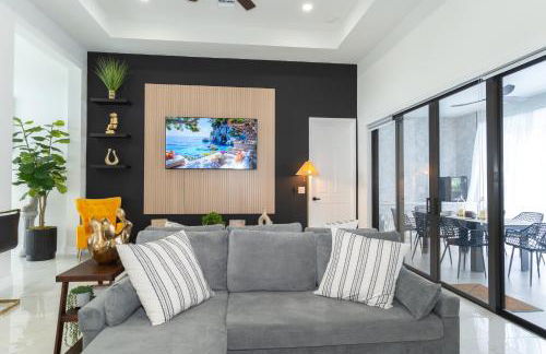 Designer Villa with Heated Pool, BBQ, Firepit, Ideal for Families & Groups - Photo 52