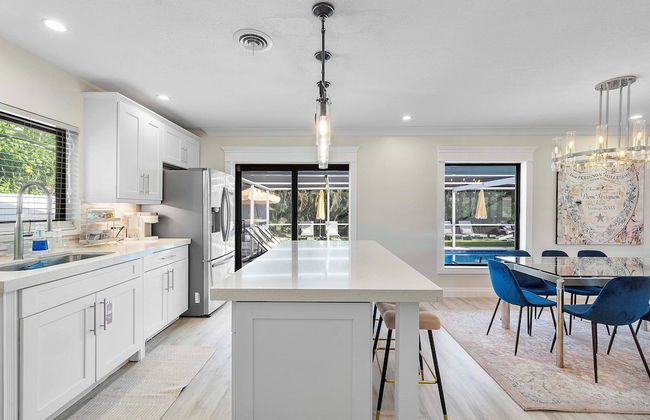 Coastal Retreat Stylish 4 BDR w/ Private Pool! - Foto 18