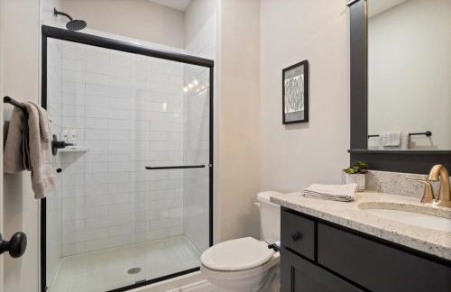 Accessible Lakeside Luxury at the 45mm w/ Private Dock, Sunset Views & More - Foto 37