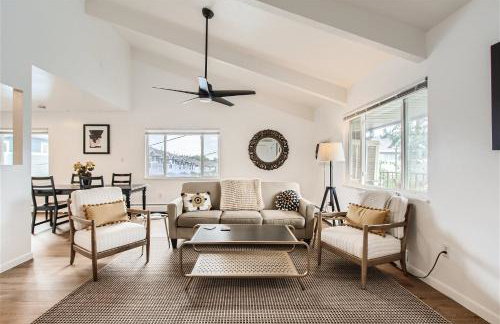 Natural Light, High-Vaulted Ceilings Apartment and Garage - Foto 3