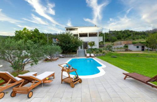 Serene Rural Villa with Pool, Sun Deck, and Children's Play Area - Five Bedroom Villa - Foto 71