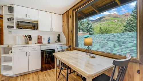 Pikes Peak Stone Cottage - Hot Tub & Game Room - Foto 3