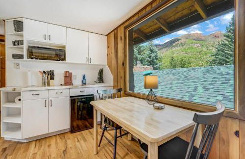 Pikes Peak Stone Cottage - Hot Tub & Game Room - Foto 3