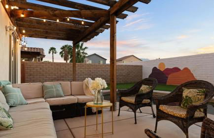 Desert Oasis w Pool Spa BBQ Outdoor Dining Under the Palms Calle Tolosa by AvantStay - Foto 2