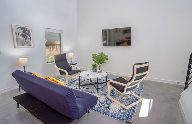 Gorgeous 3 BR 2 BA Near Amazing Downtown - Photo 15