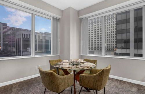 HUGE Panoramic SkySuite w/ Downtown VIEWS: Gym - Photo 10