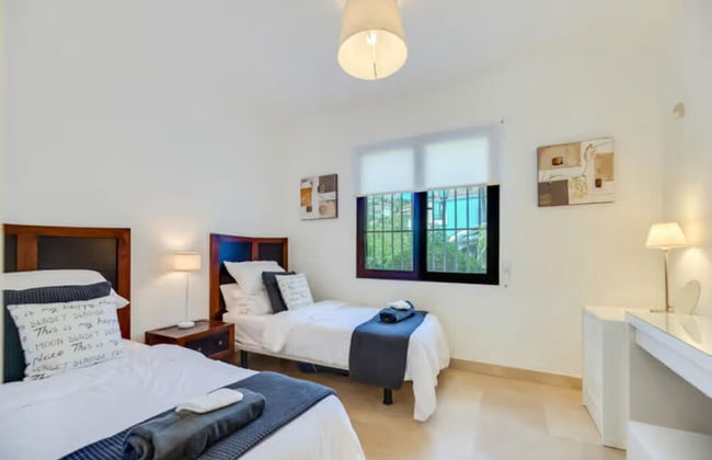 2 Bedrooms - Sleeps 4 - Garden and Pool With View - Photo 4