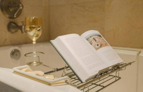 Wine-Dine-Sunshine Cozy Flat in The Heart of DTSP - Foto 15