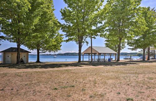 half Mi to Dtwn! Suttons Bay Cottage with Fire Pit - Foto 25