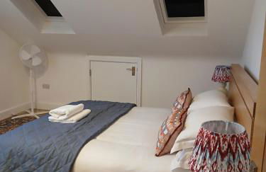 Luxury 1 bed apartment close to Airport and Exhibition centre ideal for short long term stays very cosy nicely furnished for comfort with all mod cons FreeParking on site Free WIFI - Foto 35