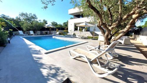CROWONDER Sun Dance Apartments with Heated Swimming Pool Seaview and Garden - Photo 3, Garden