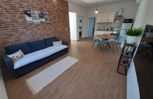 Vacation house with private pool and yard - Photo 3