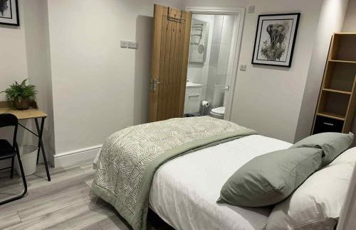 Brain Properties Limited - Contractor and Leisure Stay 4 Bedroom all ensuite house with Parking - Photo 24