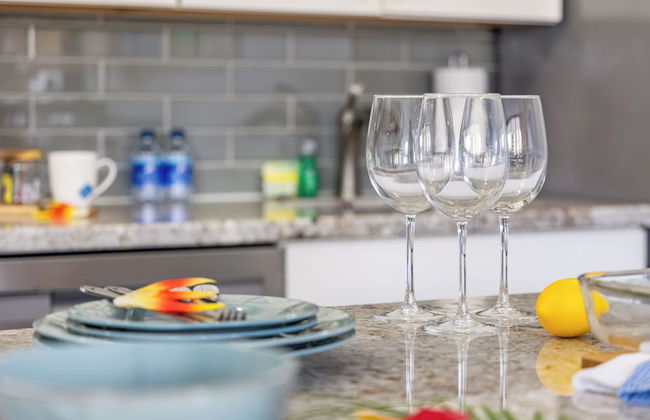 Partial Ocean View Condo with 2 Beds and Parking - Foto 32