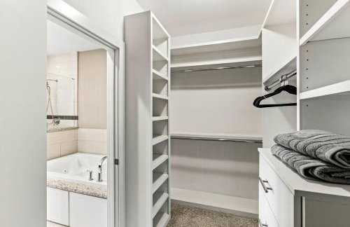 Gorgeous Property Near Convention Center - Foto 29