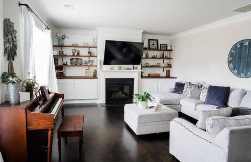 The Grand 5BR Retreat --15 mins to Greenville - Foto 14