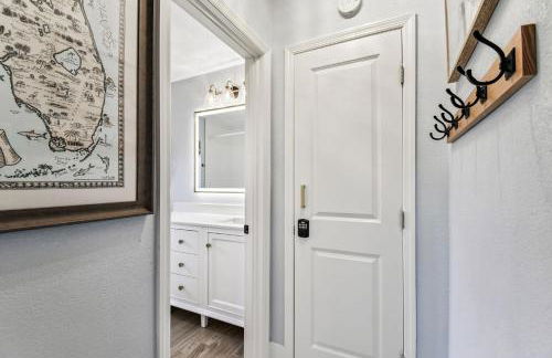 Luxury Home with Hot Tub & Outdoor Oasis blocks from the Beach - Foto 42