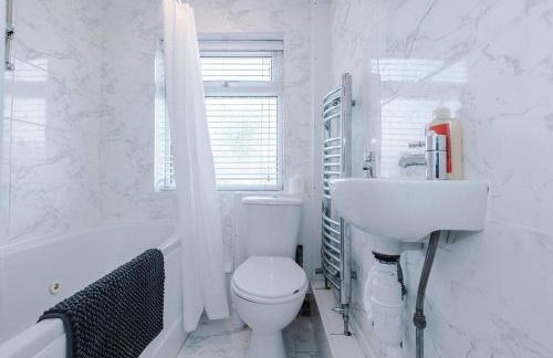 Classic 4 Bedroom House in Wirral with WiFi & Parking Sleeps 9 by PureStay - Foto 23