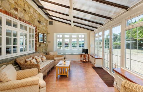 Rookley Farm Lodge Charming Manor Pool House with Heated Pool, Tennis Court & Gardens - Isle of Wight Rural Countryside Escape - Foto 24