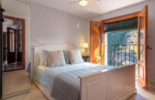 Quiet house in village center with mountains views - Photo 26