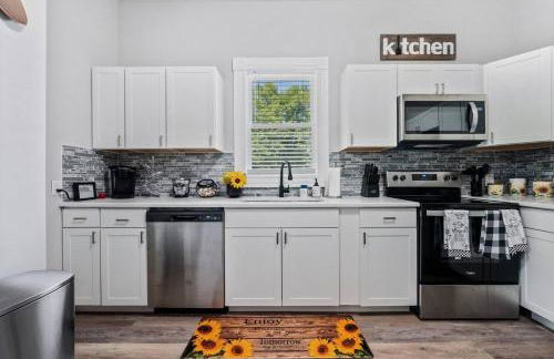 West High 3BR Private Backyard Petersburg Gem - Foto 9