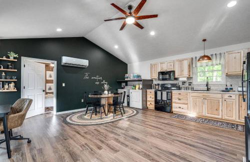 NEW! Shenandoah family & dog friendly cabin - 5 min walk river with private river access, BBQ, playground, fire pit - Foto 37