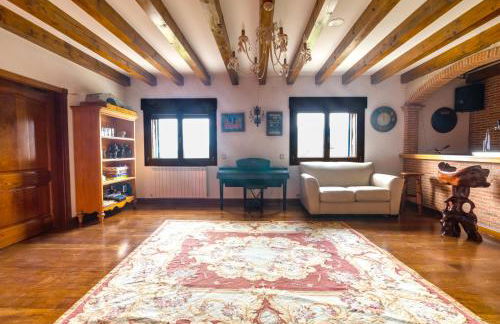 Mansión con Jacuzzi a 40 grados, gran piscina y Pádel - Photo 50