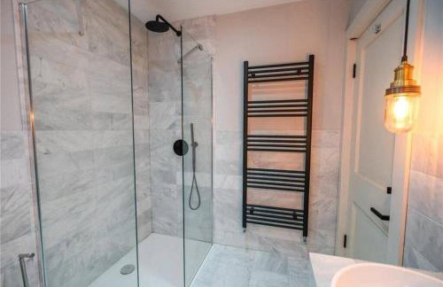 Humberston Avenue Large 4bed - Contractors Welcome & Big Living Area - Photo 20