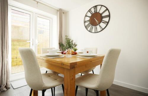 Gregor Place Modern four Bedroom House in Calne with Private Parking, perfect for teams or families staying in the area, Long stays welcome - Photo 6
