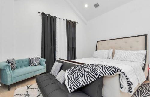 Tranquil Downtown Escape with Backyard - Photo 49