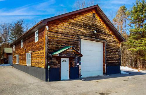 Close to Lake George! Couples Retreat with Pool - Foto 28