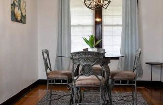 Beautiful 3 Bedroom Home Cozy Front and Back Porch - Foto 11