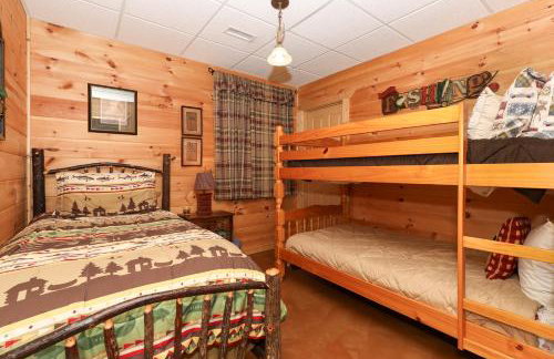 3-Story Private Cabin with Hot Tub and Fire Pit - Foto 29