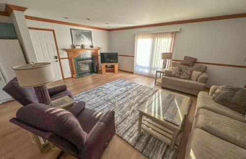 Spacious 4BR Lakefront Cottage - Perfect for Groups - Foto 5