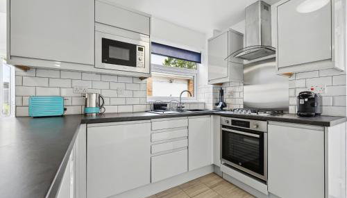 Modern 3BR, Sleeps 6, Great for groups, free parking, fast WiFi - Foto 5