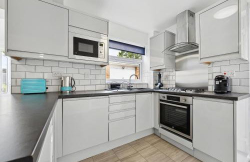 Modern 3BR, Sleeps 6, Great for groups, free parking, fast WiFi - Foto 5