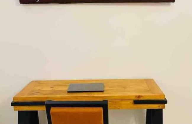 Room in Apartment - Large Bedroom With Small Work Area - Foto 9