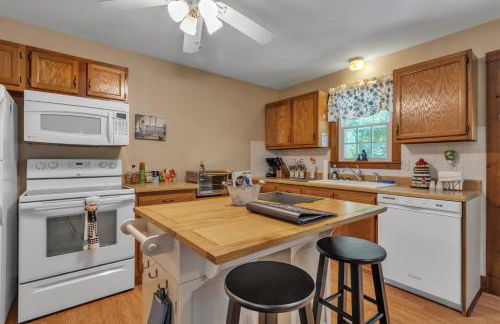Cozy Bungalow Just Minutes from Mystic, Westerly Beaches, Boating and Casinos! bungalow - Foto 33